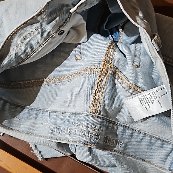 American Eagle Distressed Blue Cut Off Denim Jean Crochet Mom Shorts - Picture 3 of 4